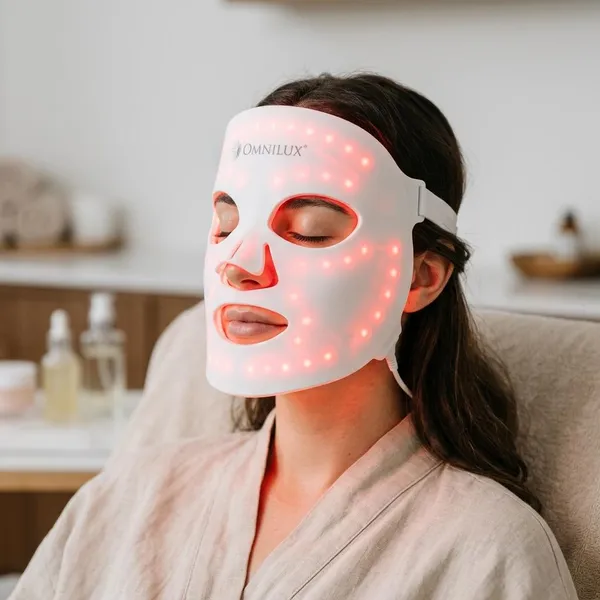 How does 630 nm red light work on the skin?